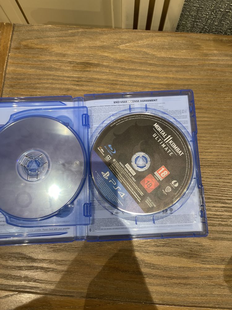 Новый диск Mortal Kombat 11 в хорошем состаяние есть два диска внутри