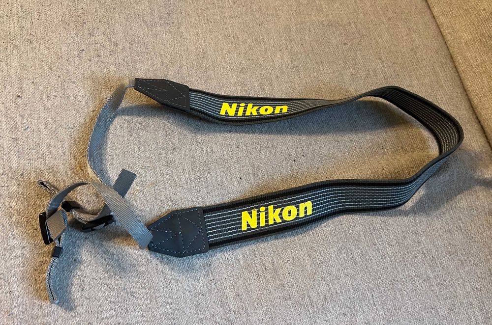 Curea originala Nikon pentru aparate foto DSLR si mirrorless