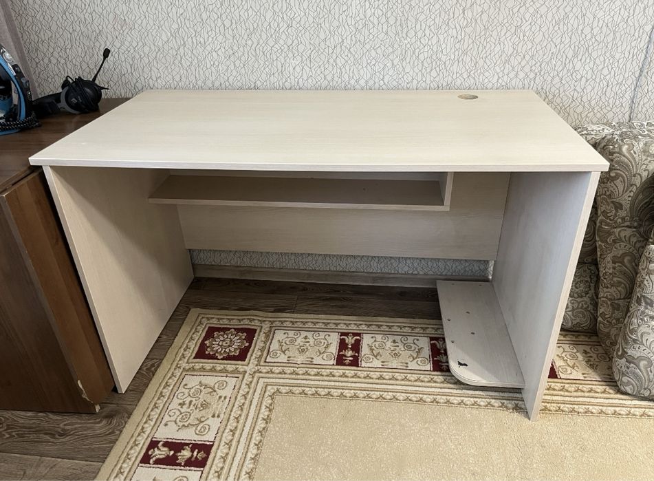 Стол с навесной полкой