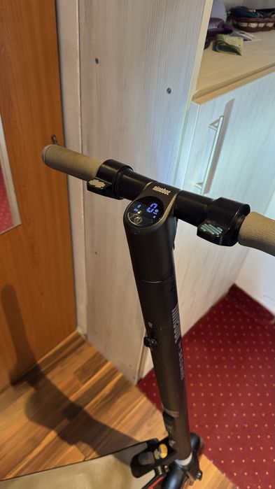 Trotineta electica Segway Nineboot KickScooter ES1 cu aplicatie