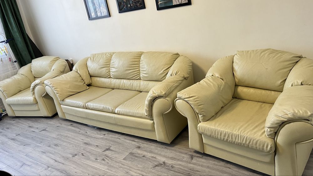 Canapea cu fotolii imitatie de piele crem