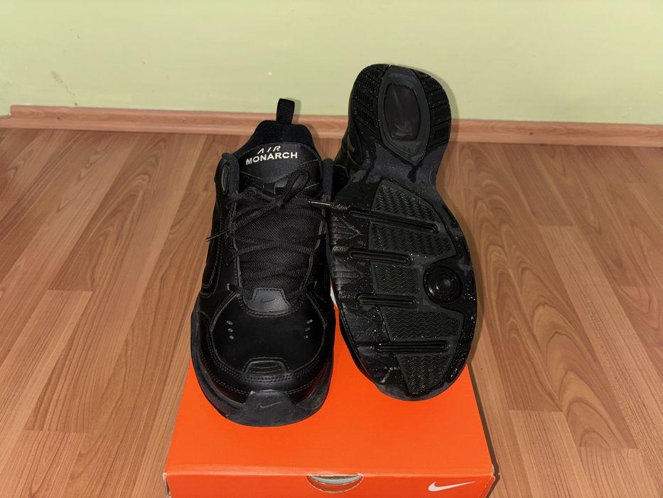 Adidasi Nike Air Monarch