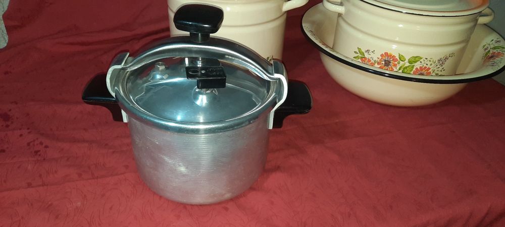 Продаётся советские кухонные посуды.