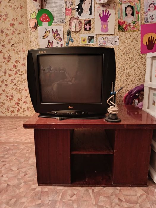 Телевизор с журнальным столиком