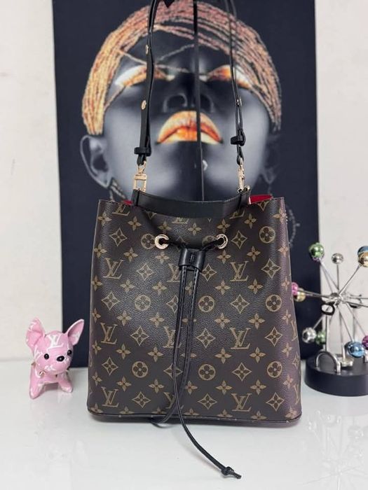 Set LV,super model, geanta +portofel, saculet, etichetă incluse