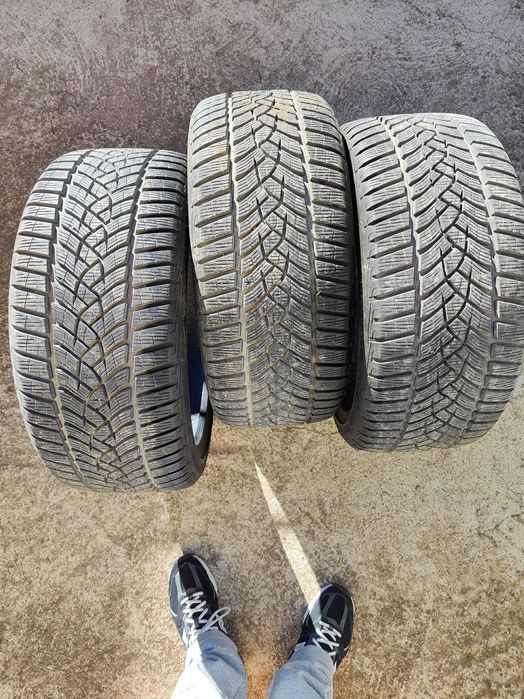 Продавам 3 гуми зимни Goodyear Ultragrip 225/40/R18