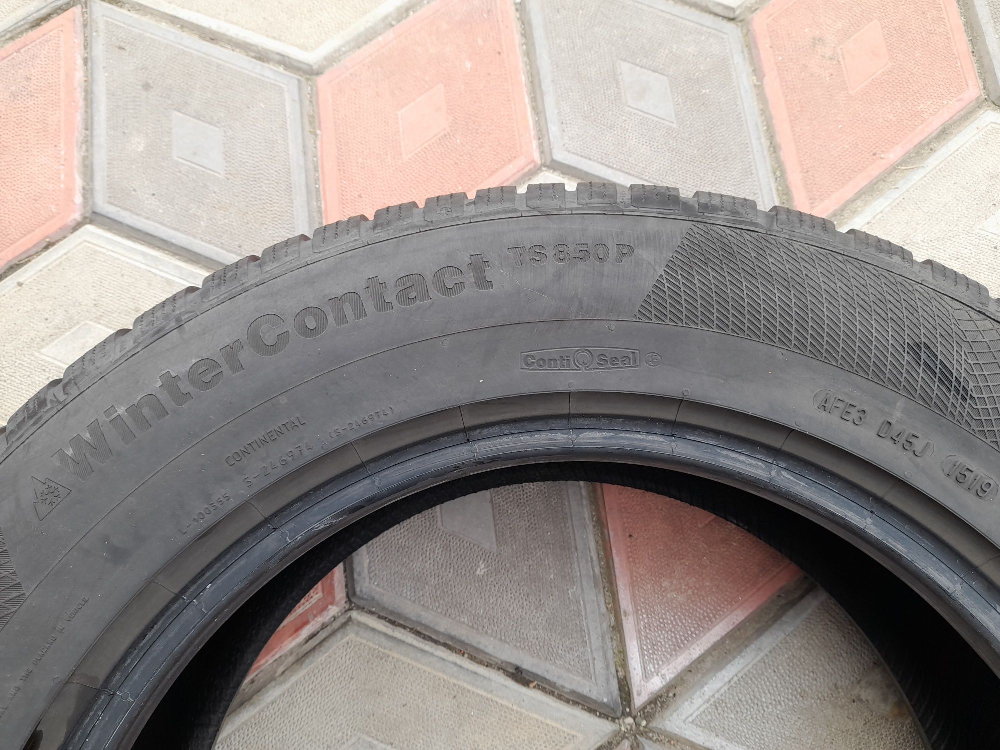 Vand 4 anvelope de iarna 215 65 r17 CONTINENTAL aproape noi