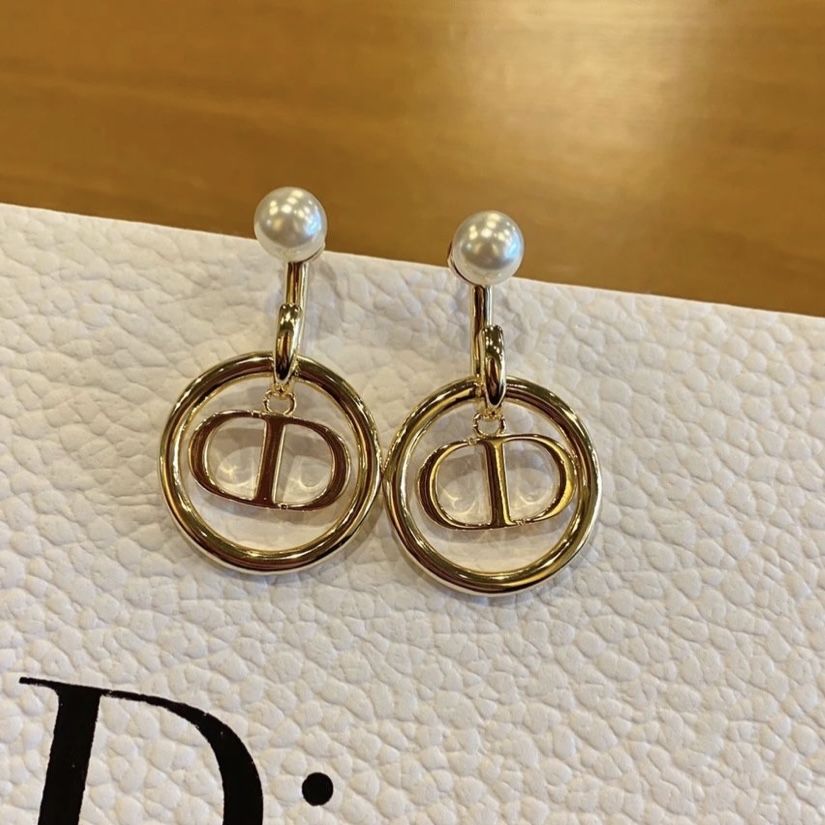 Dior марката обеци