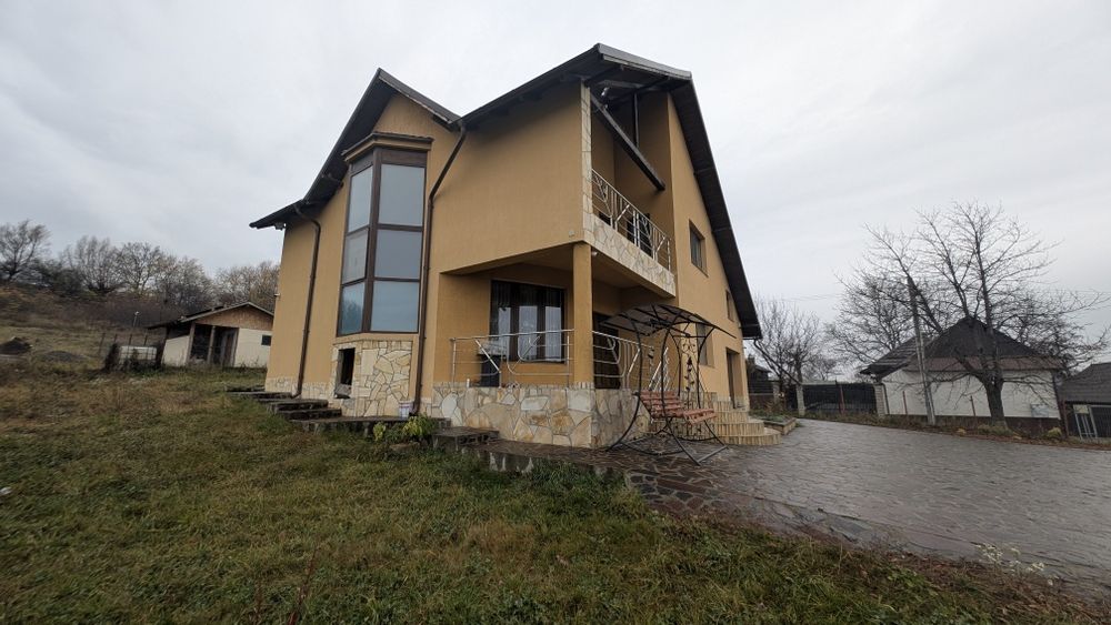 Vând Casă P+M ,teren ,garaj