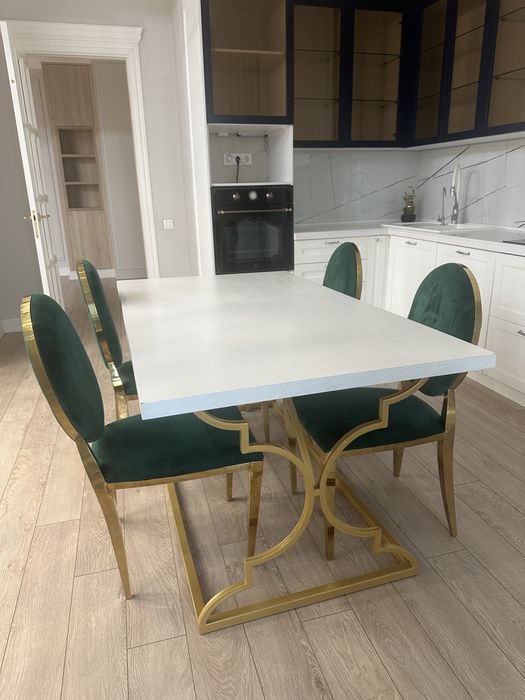 Продам кухонный стол со стульями