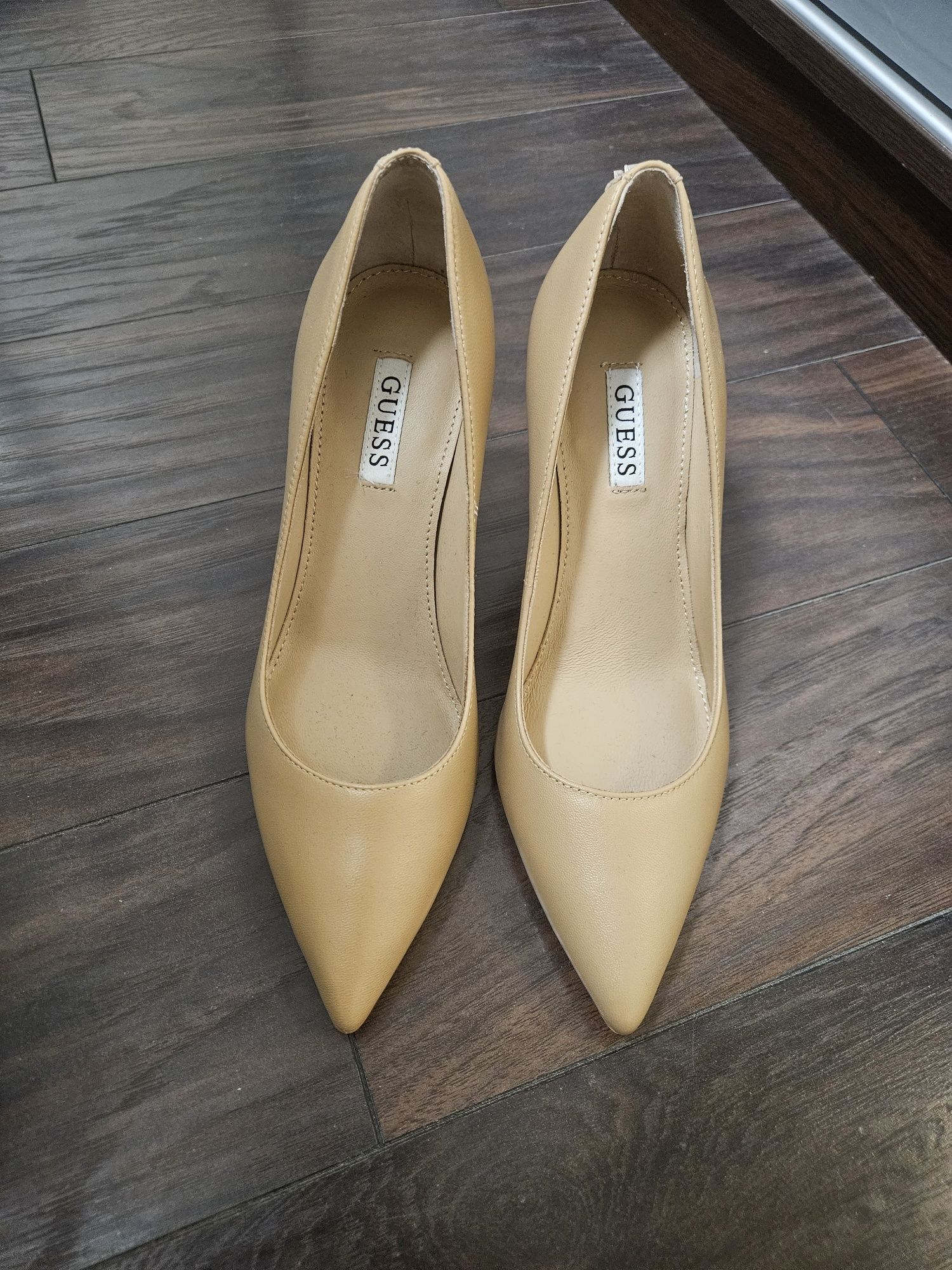 Класическа обувка на ток GUESS