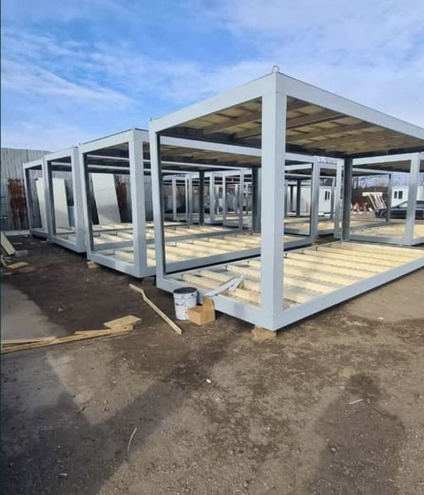 Vand containere pe structura metalica