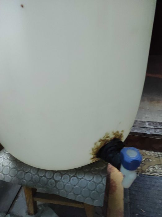 Два пластмасови бидона с канелки, по-голям и по-малък