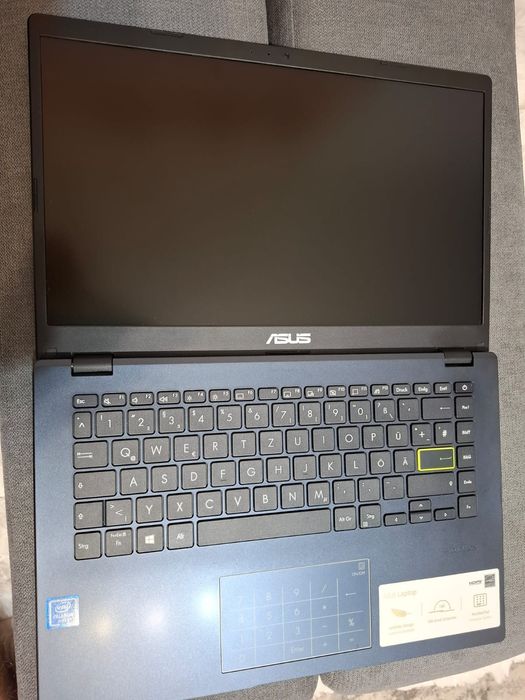 Laptop Asus  folosit maxim 3- 4 luni
