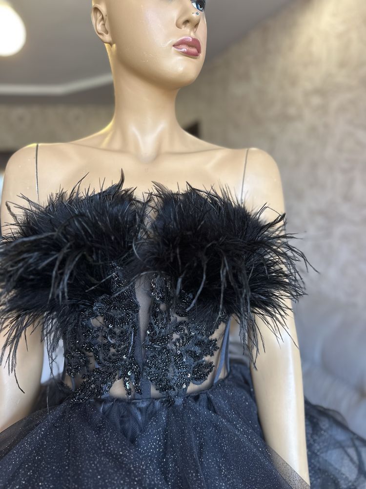 Официална къса рокля с тюл и пера закупена от бутик  black velvet