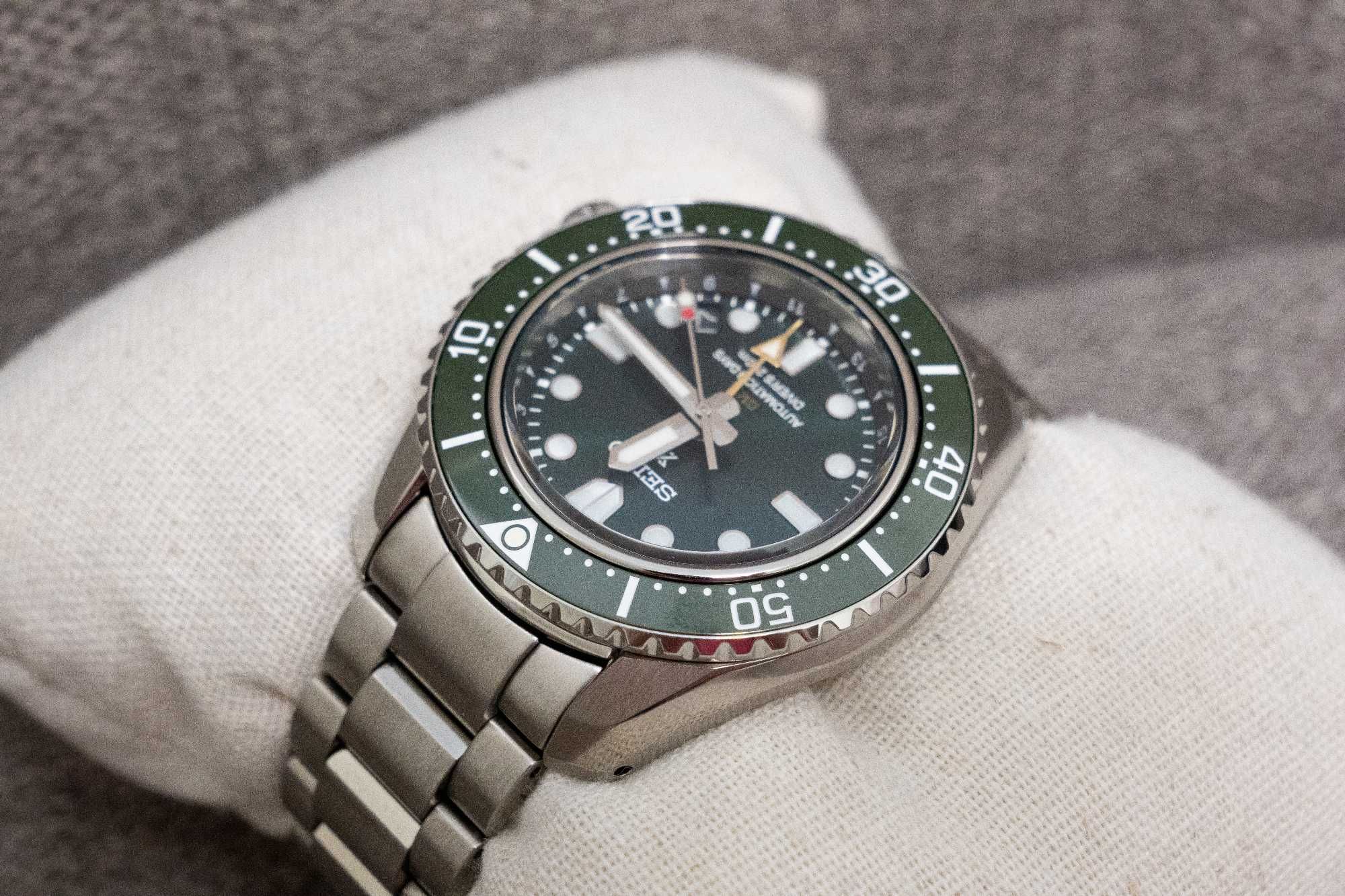 Часовник Seiko MM200 GMT SPB381J1
