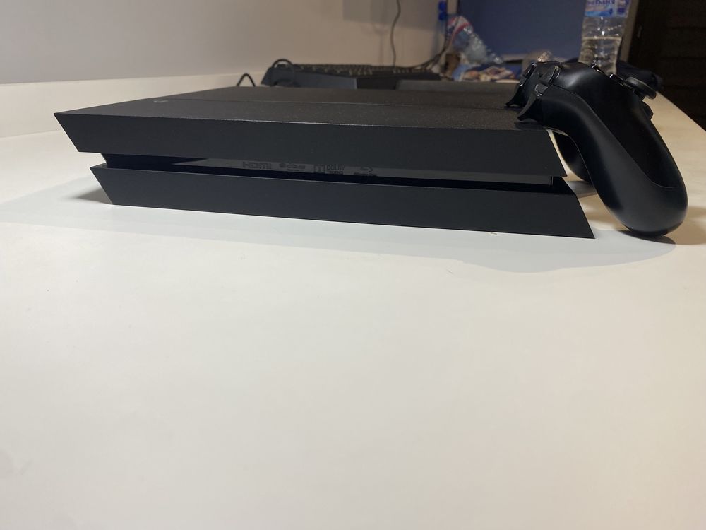 Sony Ps4 1 джойстик + подарък  4 игри