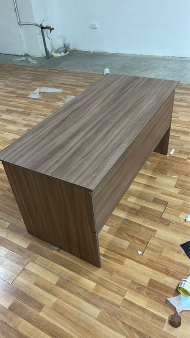 Письменный стол почти новый ЛДСП