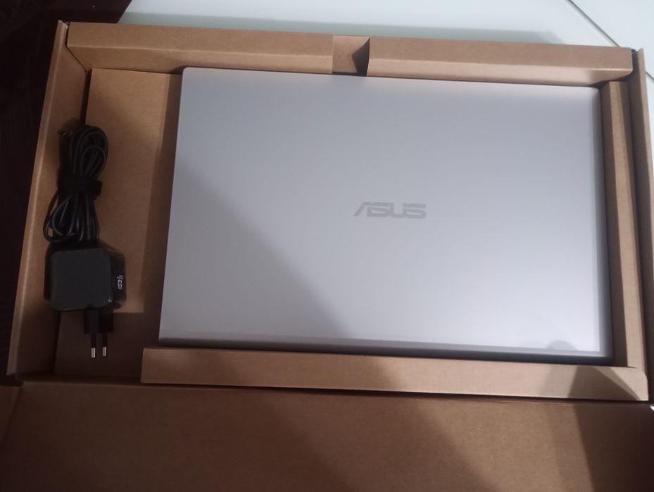 Vând laptop Asus nou