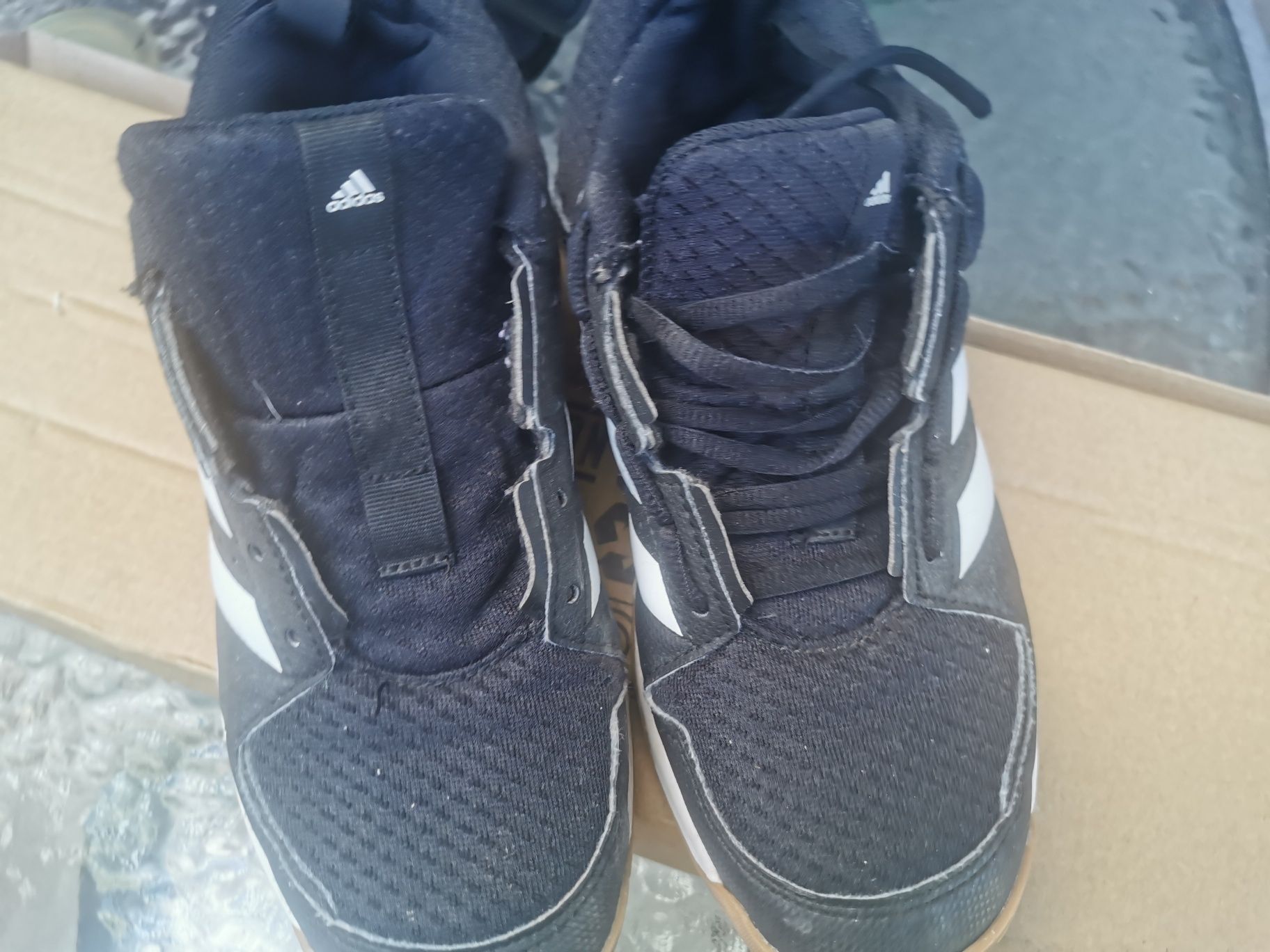 Подарявам маратонки Adidas с лично предаване