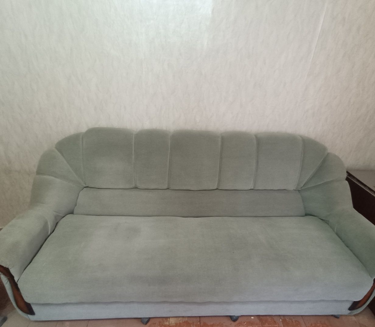 Продам диван и два кресла