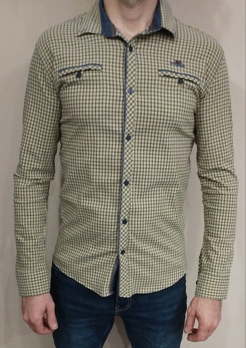 Продавам 4 мъжки ризи размер М 100лв.+5та подарък!