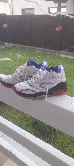 Vand adidasi Nike