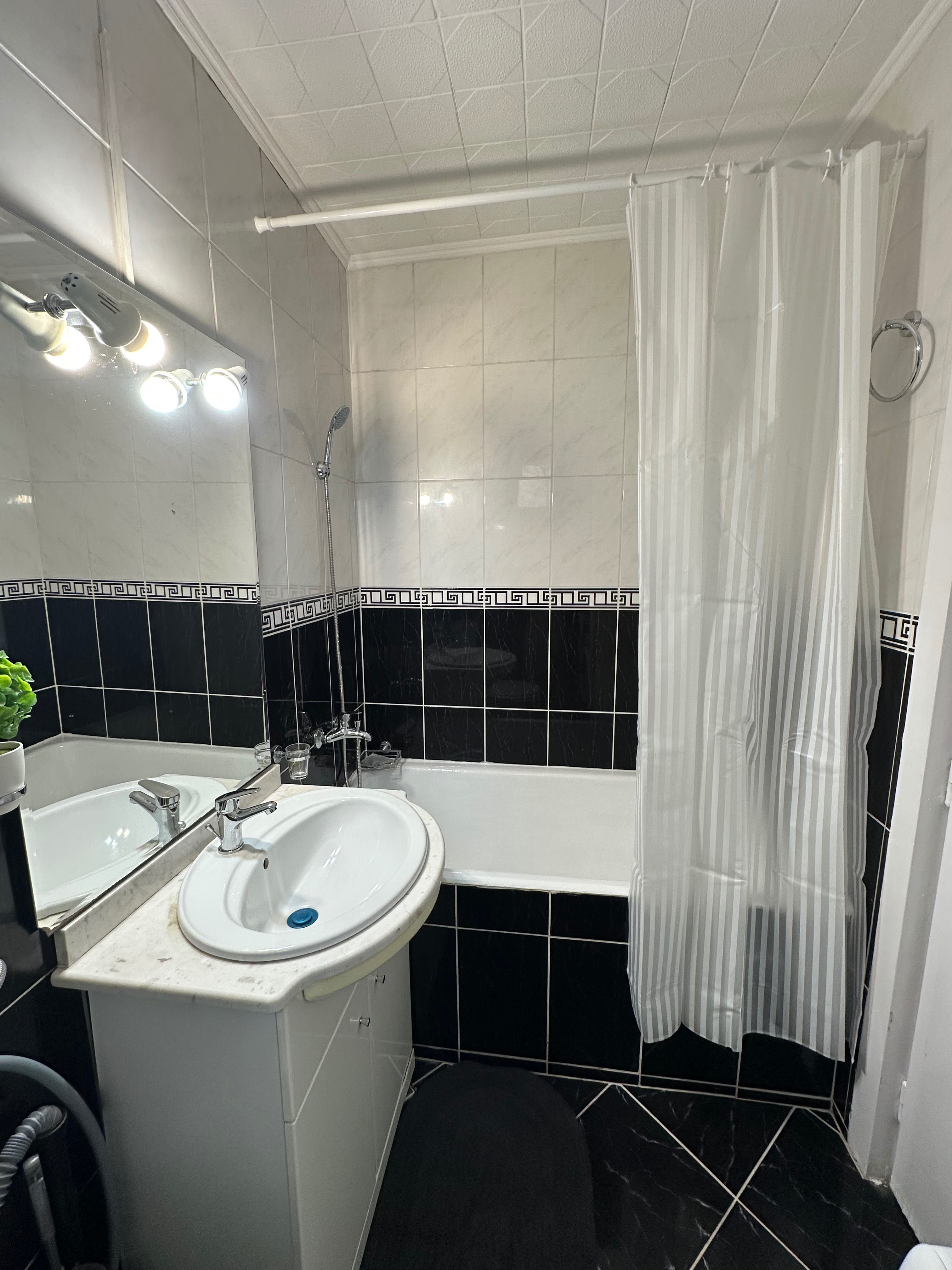 Apartament central de închiriat, recent renovat.