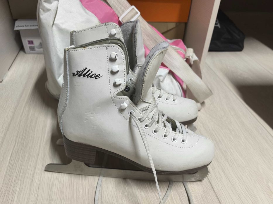 Продам коньки фигурные женские 38р