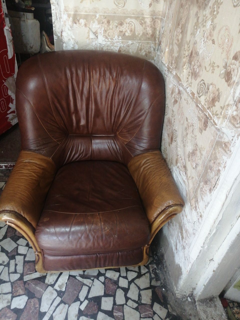 Canapea cu fotoliu piele naturala veche în condiții foarte bune lemn m