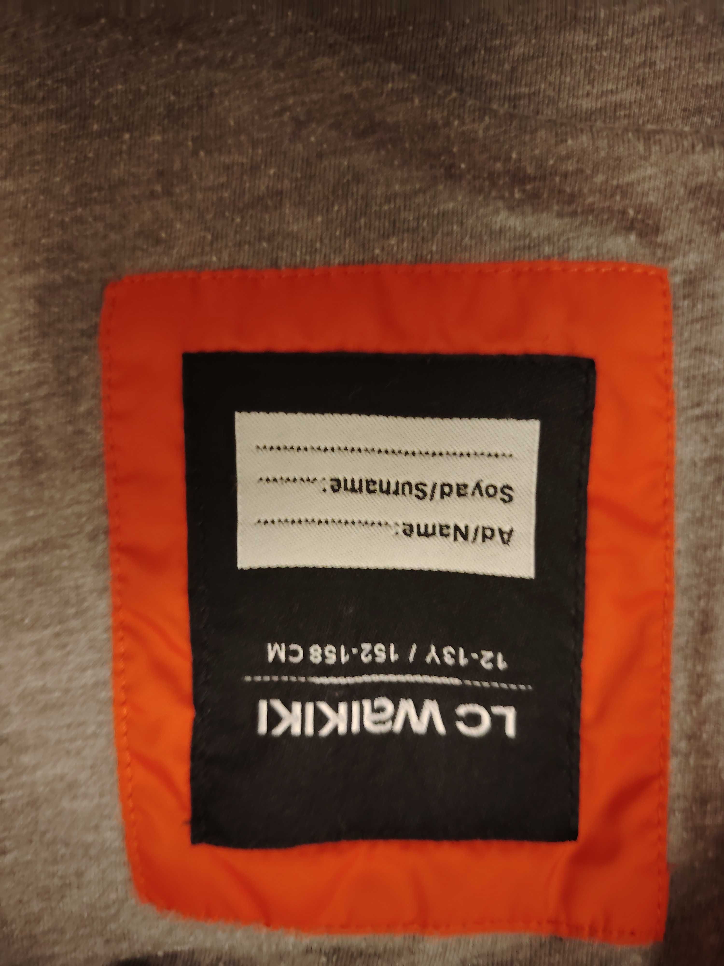 Червено яке против дъжд