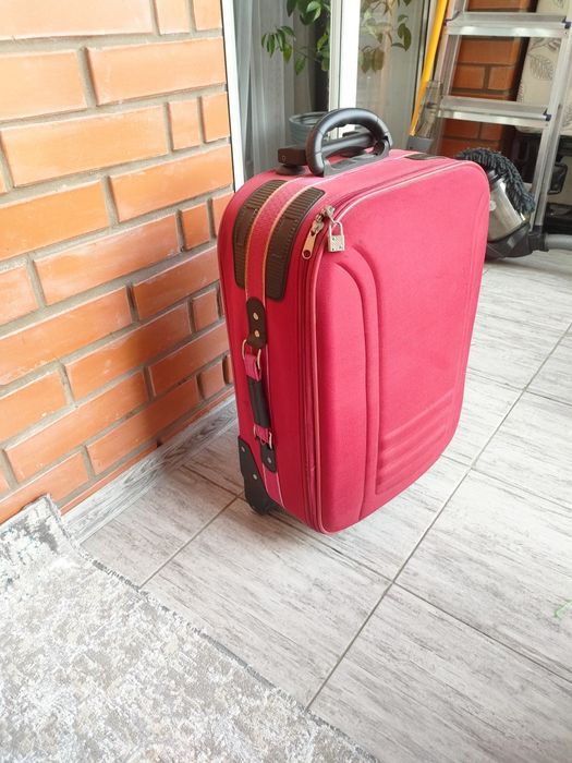 Срочно продам чемодан в отличном состоянии