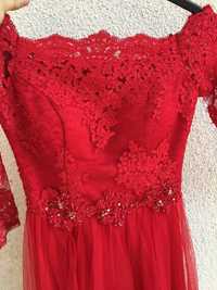 Rochie roșie cu dantelă și tul
