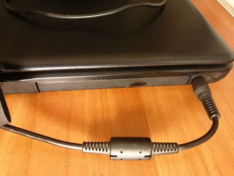 Лаптоп Toshiba Satellite C660-2N3 подарък hand spinner