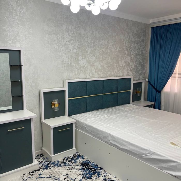 Buyuk ipak yo'li metrosi oldida