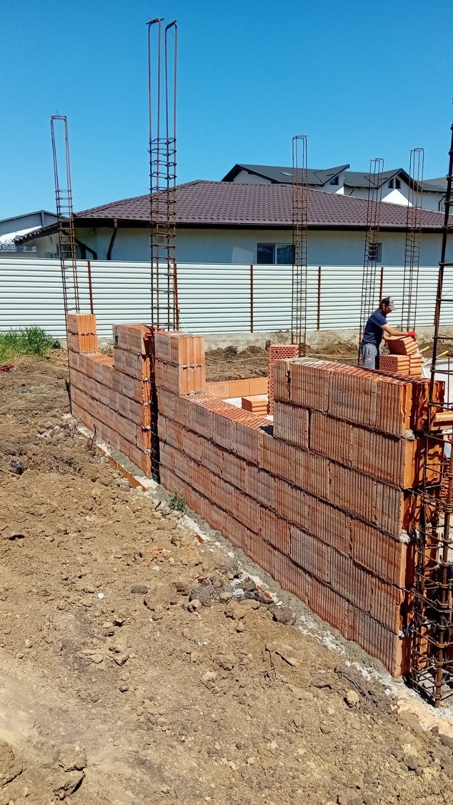 Echipa constructori executam case,duplexuri,cofraje proprii,buldo