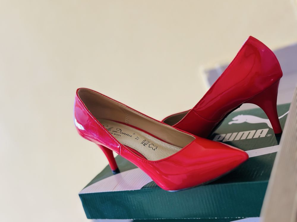 Vand pantofi rosi