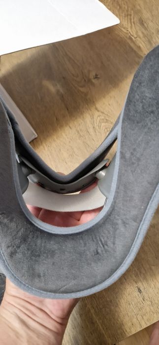 Dispozitiv de tractiune cervicala ajustabil.