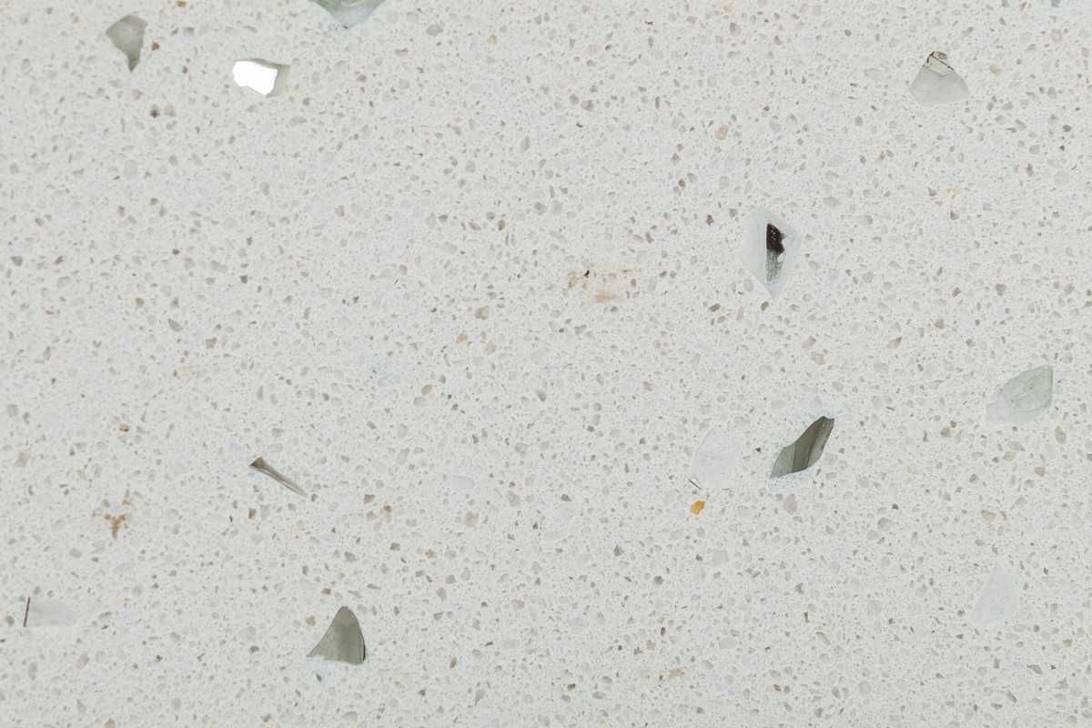 Технически камък цвят бяло-STARDUST BIANCO, полиран с лъскави парченца