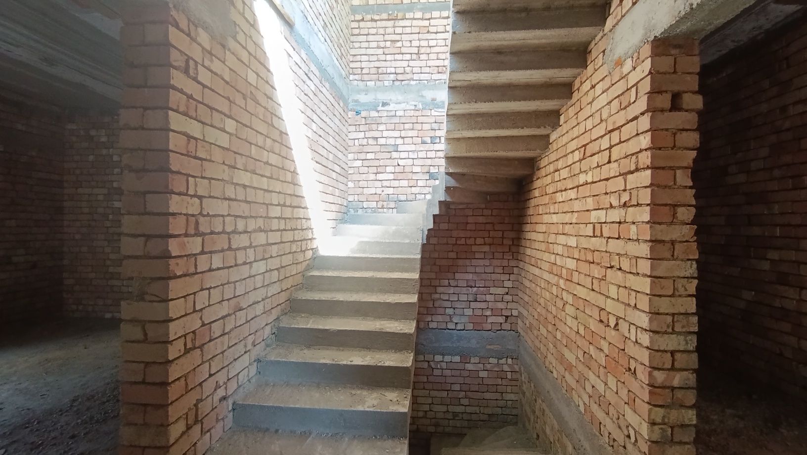 Uy sotiladi kotej Duo House salar kocha