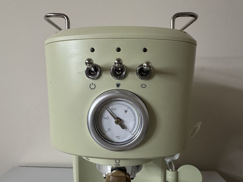 Cecotec Power Espresso 20 Retro Green компактна кафемашина за еспресо.