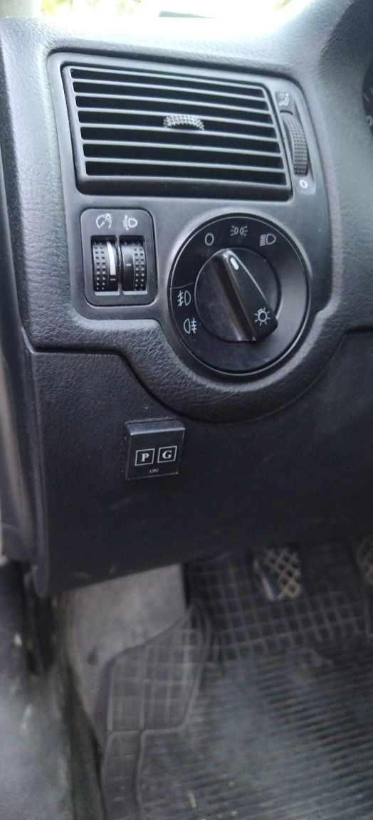 Продавам Кола за работа vw golf 4/1.4 газ бензин.всичко платено