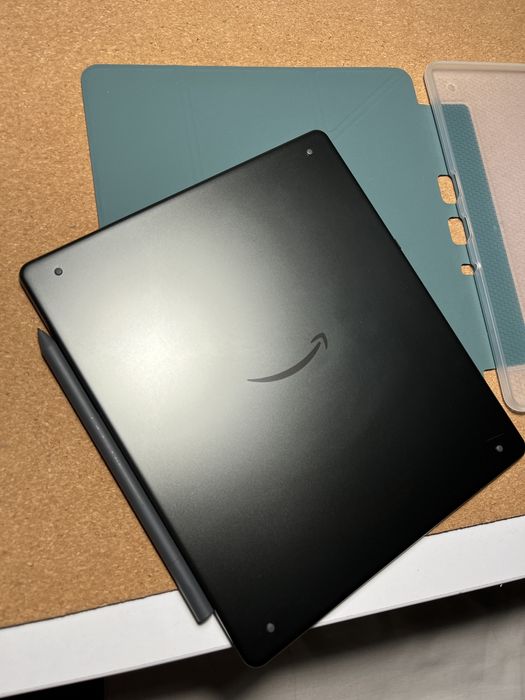 Kindle scribe 1st edition 10.2" Paper White Display at 300 ppi