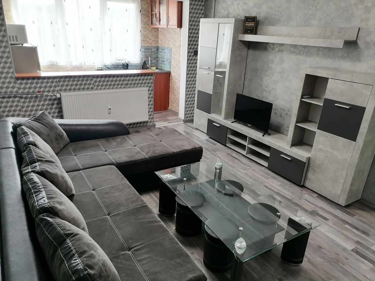 Дава се под наем Двустаен апартамент в Перник, Изток - 67 кв.м за 280.5 € - Снимка #1