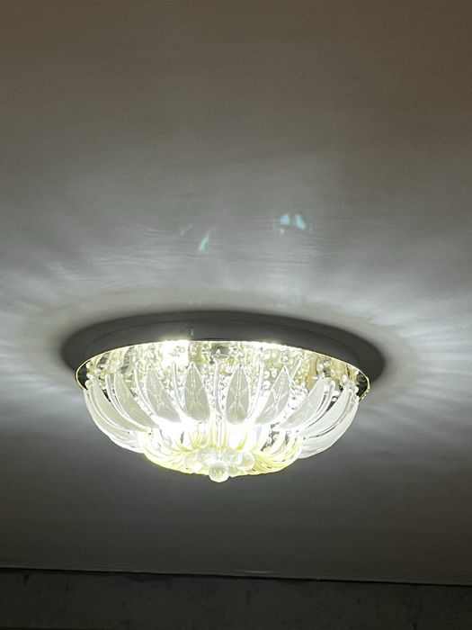 Продам люстру. Имеется пульт.  Срочно, в связи с ремонтом.