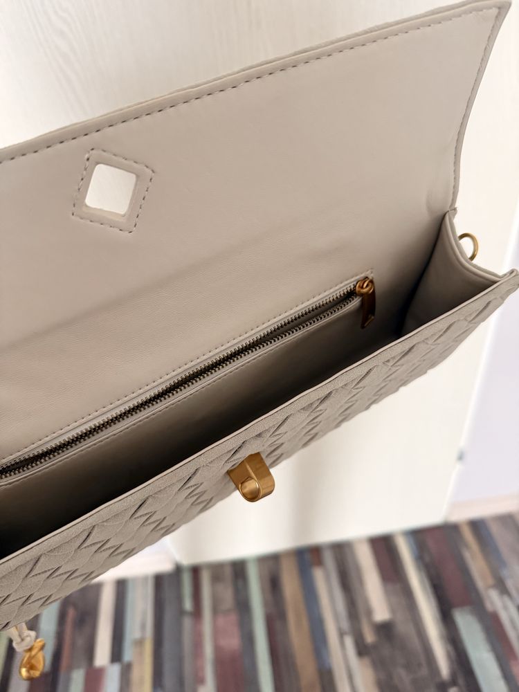 Чанта по модел на марката Bottega Veneta