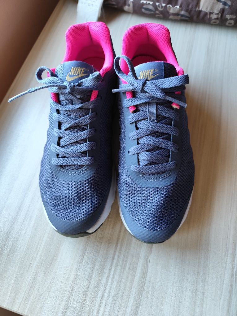Маратонки Nike air invigor