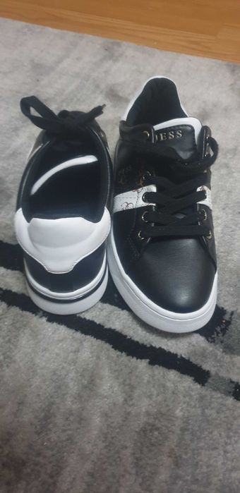 Adidasi dama Guess