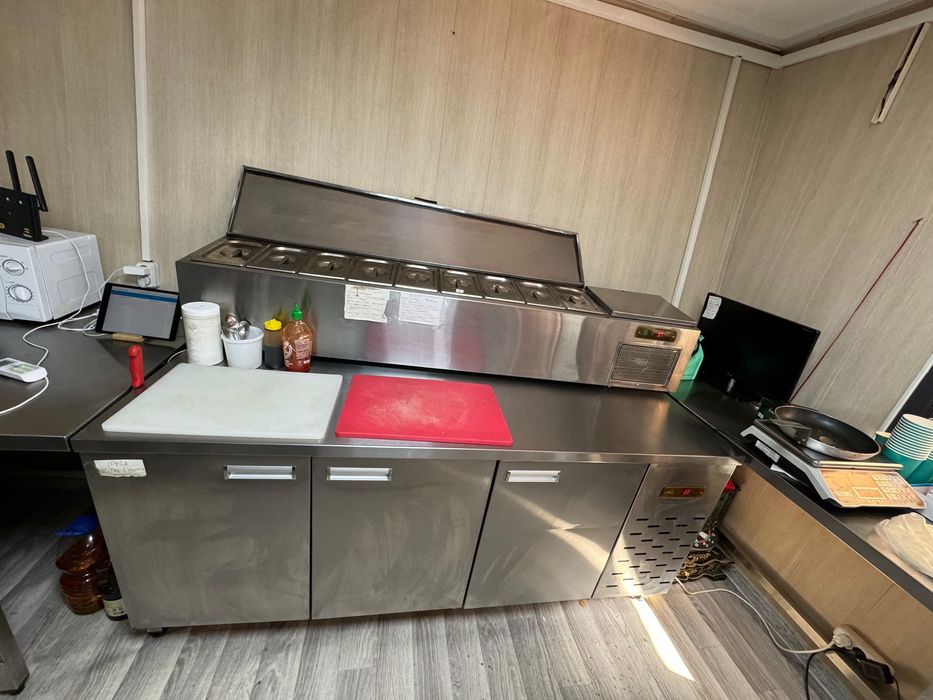 Продам саладетту  с гастроемкостями и холодильник