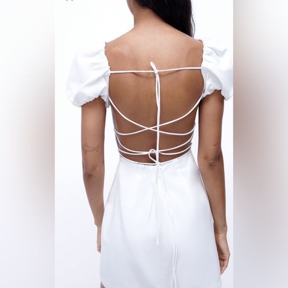 Бяла рокля с гол гръб Zara